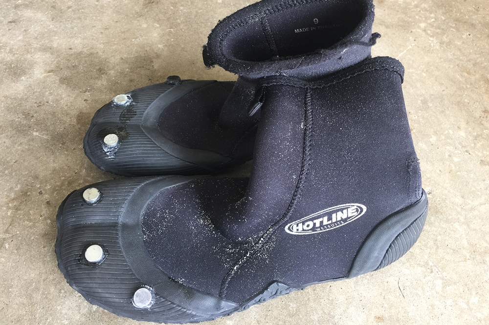 Stingray resistant surf booties with magnets