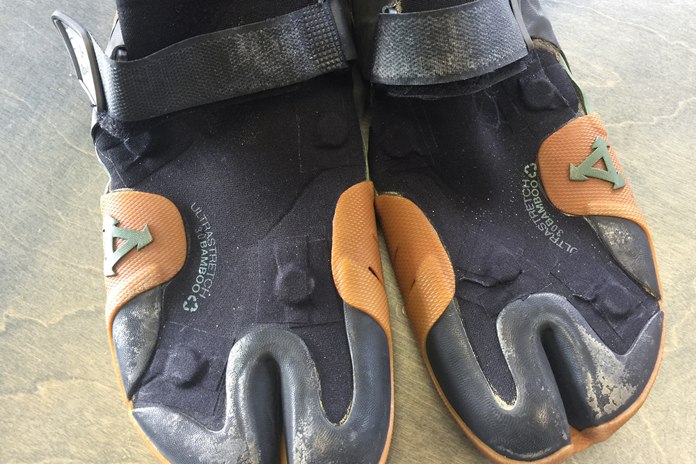 Stingray resistant surf booties with magnets